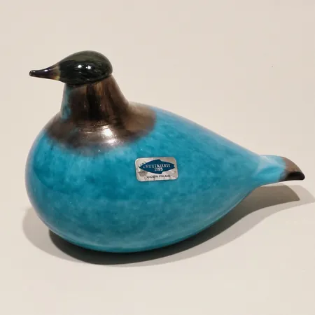 Glasfigurin Blue Willow Grouse Oiva Toikka, Nuutajärvi  Postipankki år 1989, höjd 9,5cm längd 14cm, signerad O. Toikka Nuutajärvi Postipankki etikettmärkt 