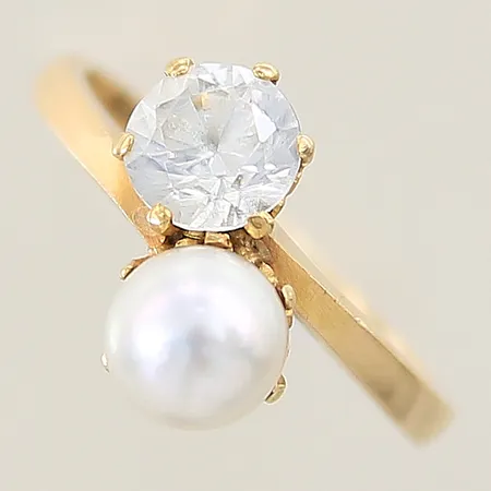 Ring med vit sten samt odlad pärla stl: 16½, bredd 1,9-12,5mm 18K Vikt: 4,2 g