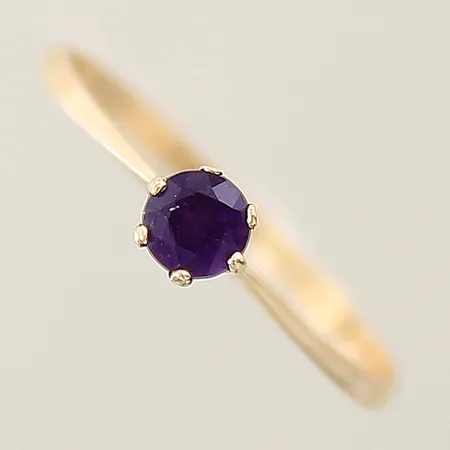 Ring med lila sten stl: 17¾, bredd 1,4-4mm 14K Vikt: 0,8 g