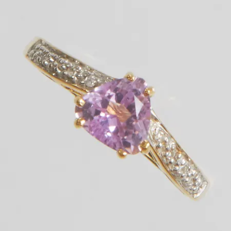Ring med en triljantslipad kunzit ca.6 x 6,5mm samt diamanter 10 x ca.0,005ct, stl:17½, bredd: 1,9-6,3mm, engelska stämplar, 18K Vikt: 2,7 g