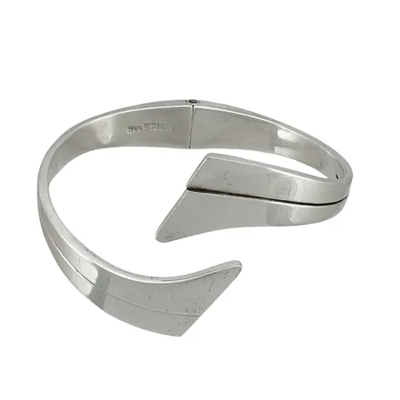 Armring i silver 925/1000 Pär Norling för EXIGN, flexigångjärn baktill, inre omkrets 17,5 cm, bredd 7-23 mm, fint skick Vikt: 48,2 g