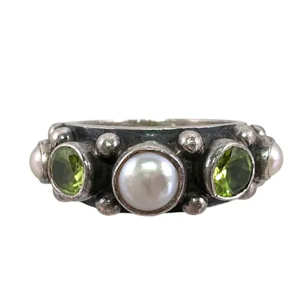 Ring KUMKUM silver 925/1000, gröna stenar, odlade pärlor, stl:17,0 mm, bredd 5,5 - 8,5 mm Vikt: 8,4 g
