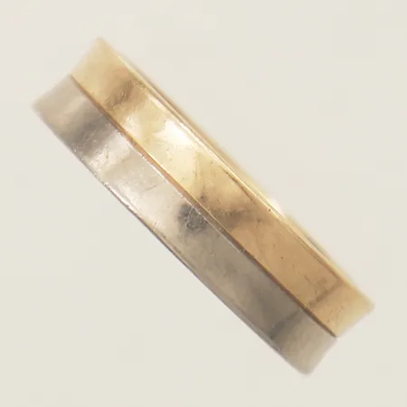 Ring tvåfärgad stl: 16¼, bredd 5mm gravyr 18K  Vikt: 5,8 g