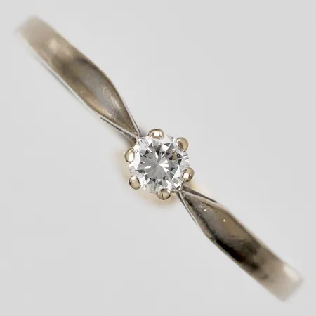 Ring med diamat ca1x0,12ct WVVS enligt gravyr HSG stl: 19¾ bredd 1-4mm vitguld behov av omrodering bucklig, 18K Vikt: 1,6 g
