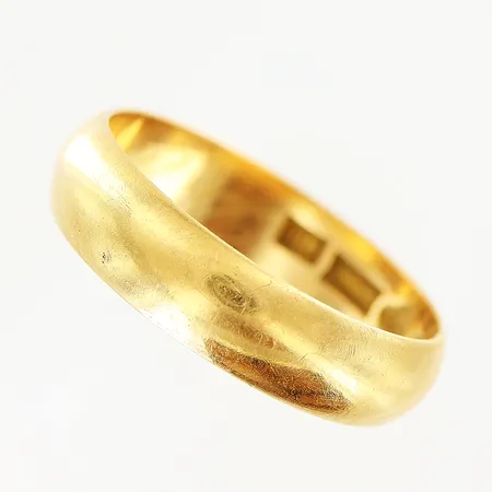 Ring slät stl:17¾, bredd 4,5mm, tunna repor, gravyr, 18K  Vikt: 3,8 g