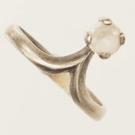 Ring med vit sten stl:16¾ bredd 12,5mm silver 925/1000 Vikt: 2,4 g