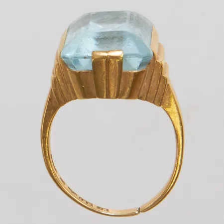 Ring med blå sten stl: 17¾, bredd: 2-17mm, svenska stämplar, skadad sten, avklippt skena, 18K bruttovikt 10g.