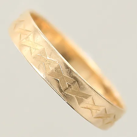 Ring med dekor stl: 18½, bredd 4mm, skev, gravyr 18K Vikt: 2,2 g
