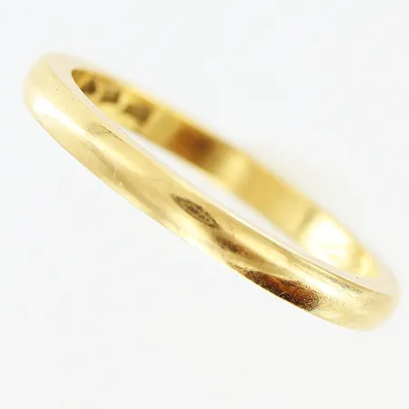 Ring slät stl:18¼, bredd 2mm, gravyr, 18K Vikt: 3,8 g