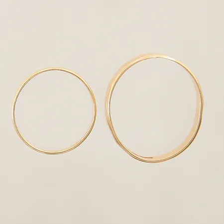 2 Ringar, gravyr, buckliga 18K Vikt: 4,2 g