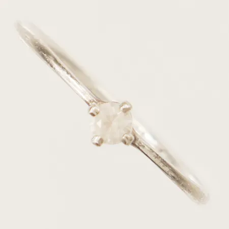 Ring med vit sten stl:16¼ bredd 3,8mm silver 835/1000 Vikt: 0,8 g