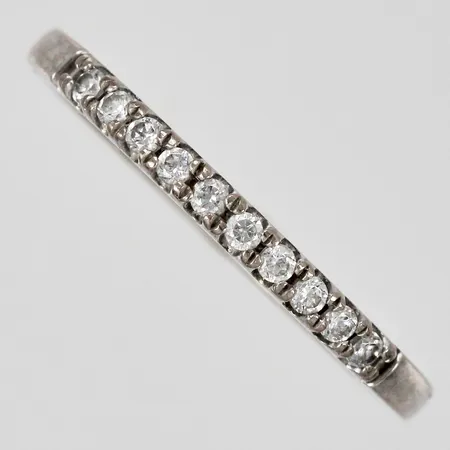 Ring med vita stenar GHA stl: 17¾ bredd 1-2mm vitguld, 18K  Vikt: 1,8 g