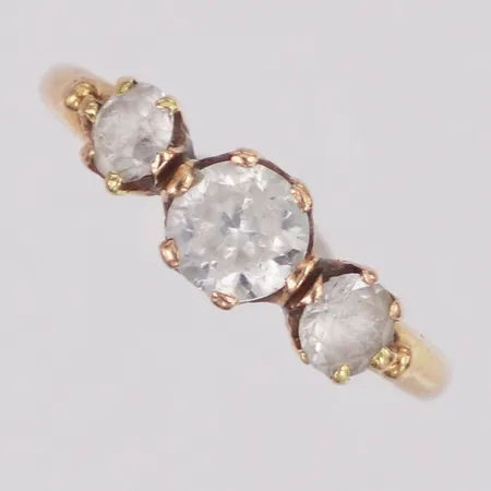 Ring med vita stenar stl:17¼ bredd 1,5-5,8mm 18K Vikt: 2,3 g