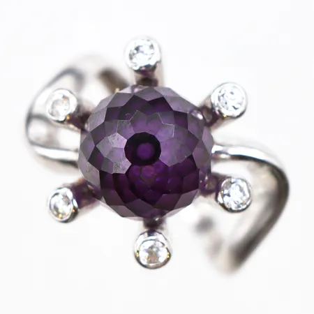 Ring med lila och vita stenar, stl:16¼, bredd 2,2mm, 925/1000 silver. Vikt: 8,1 g