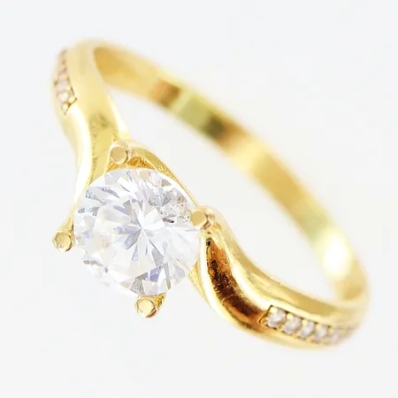 Ring med stenar stl:18¾, bredd 2-6mm, något skev skena, 18K  Vikt: 3,1 g