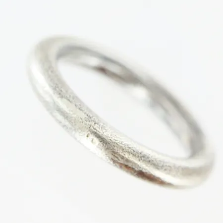 Ring stl:17¾ bredd 3,5mm, ostämplad silver Vikt: 6,4 g