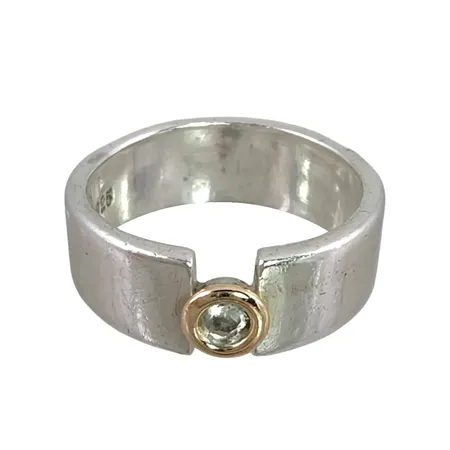 Ring silver 925/1000 förgylld detalj, vit sten, stl:18¾ mm, bredd 7,5 mm, tillverkare FHS Vikt: 8,1 g