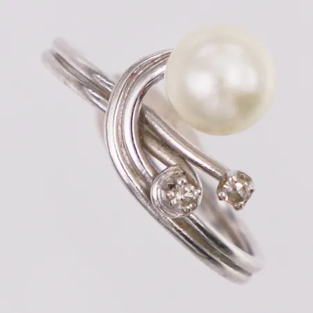 Ring diamanter 2 x ca0,02ct och odlad pärla stl:16¼, bredd 2-11mm, vitguld, 18K  Vikt: 2,2 g