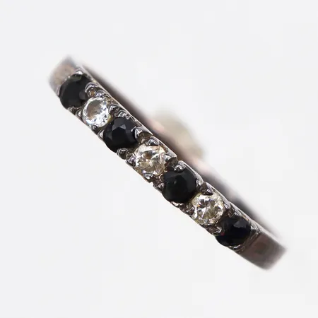 Ring med vita och svarta stenar, stl:17¾, bredd 2,3mm, 925/1000 silver.  Vikt: 1,6 g