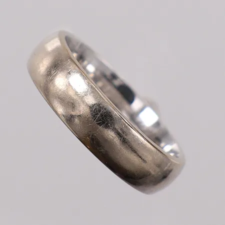 Ring slät stl:15½ bredd 5mm, vitguld, gravyr. 18K Vikt: 4,8 g