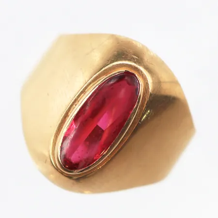 Ring med röd sten, stl:16½, bredd 3,7-17,4mm, gravyr, skev skena, 18K. Vikt: 3,9 g