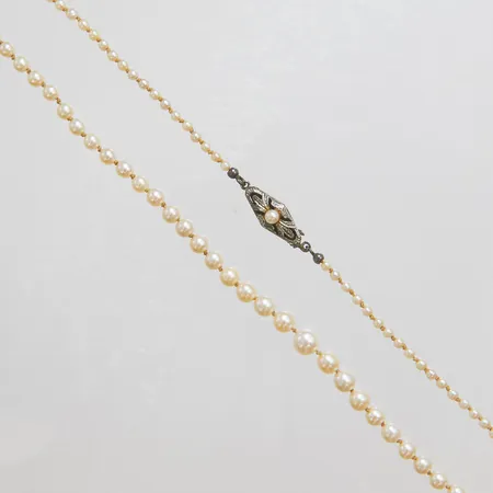 Collier med imitations pärlor, längd: 55,5cm, bredd: 2,5-6mm, lås i silver 830/1000 bruttovikt 7,6g.
