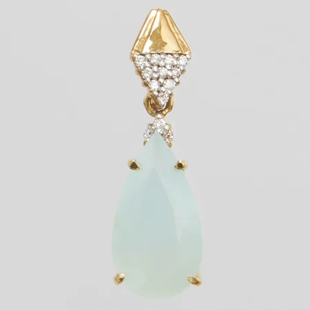 Hänge med en ljust blågrön opal 16,94 x 9,2mm samt diamanter 13 x ca.0,005ct, 29,5x9,2mm, 18K Vikt: 3,2 g
