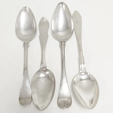 Diverse matskedar, olika modeller, 20,5-22,5cm, buckliga, personliga gravyrer, silver 830/1000 Vikt: 216,1 g