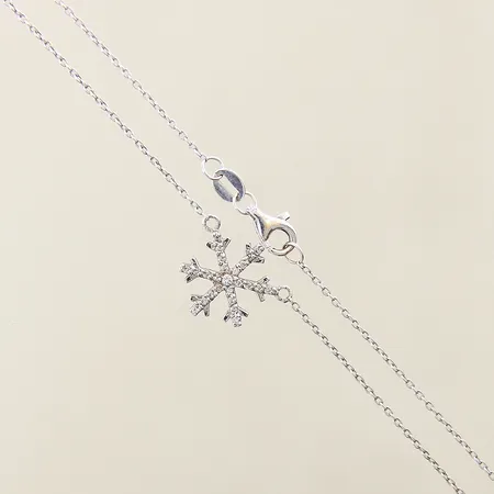 Collier med vita stenar ca 43,5cm bredd 1mm, hängets mått ca 12,8 x 11,3mm, vitguld, 18K Vikt: 2,8 g