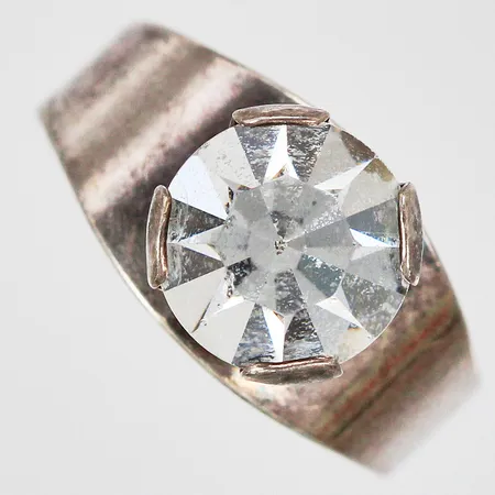 Ring med vit sten Hedbergs Guld år 1972 stl: ca15½ bredd 3-8mm öppen modell, silver Vikt: 2,5 g