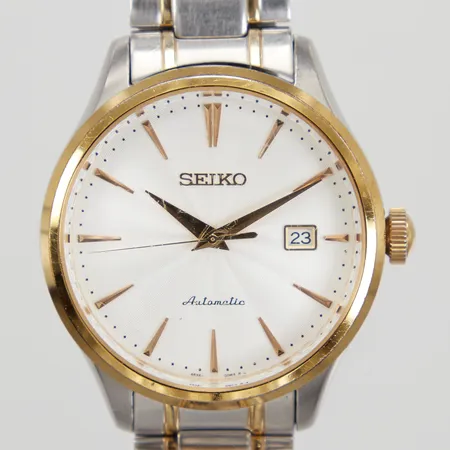 Herrur Seiko automat, Ø42mm, datum, SRP704, 4R35-00P0, serienummer 580393, stållänk, något böjda bandstift, lätt glapp mellan luggar, repigt hardlexglas, inga tillbehör.