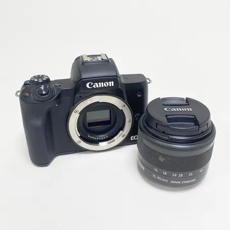 Kamerahus Canon EOS M50 Mark II, serie nummer 173052004400, objektiv Canon Zoom Lens EF-M, 15-45mm, 1:3.5-6.3 IS STM, Ø49, 025m/0.8ft, serie nr 10320827798, mindre damm invändigt, saknar bak skyddslock, ej funktions testad, inga övriga tillbehör. Skickas med postpaket.