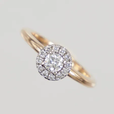 Ring stl 15¾ med diamanter ca 1x 0,23ct, 12 x 0,01ct, bredd 2-7,5mm, 18K Vikt: 3,8 g