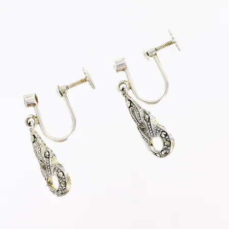 Örhängen med markasiter längd 25mm, bredd 7mm, skruvfästen, silver 835/1000 Vikt: 2,6 g