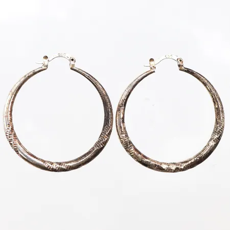 Örhängen, Ø39,3mm, bredd 1,6-3,7mm, 925/1000 silver. Vikt: 7,8 g