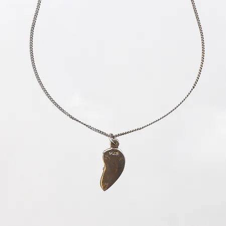 Kedja med hänge, längd 36cm, bredd 1,4mm, hängets längd 20,4mm, bredd 3-8mm, 925/1000 silver. Vikt: 2,7 g