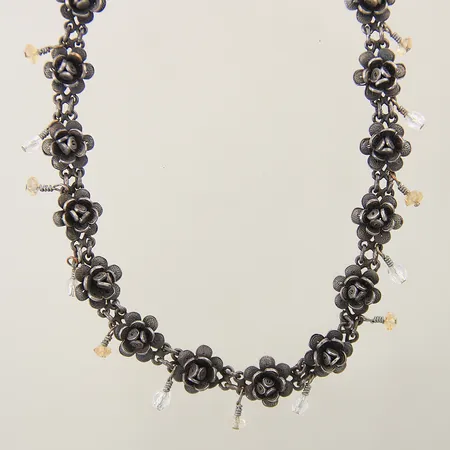 Collier med blomdekor samt vita och gula plastpärlor Yvone Christa längd 33cm bredd 11mm skev silver 925/1000 Vikt: 26,4 g