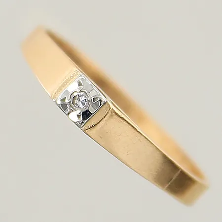 Ring med 8/8-slipad diamant ca 0,02ct stl: 16¾, bredd 2,3-3,1mm, skev skena 18K  Vikt: 1,8 g