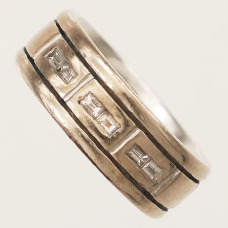 Ring med baguette slipade diamanter 6xca0,025ct, stl:19¼ bredd 8,3mm vitguld 18K Vikt: 16,6 g