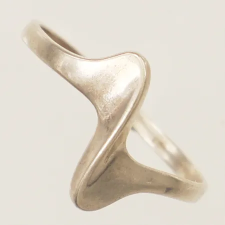 Ring stl:17½ bredd 1,7mm-13,4mm silver 925/1000 Vikt: 1,5 g