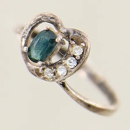 Ring hjärta med blå och vita stenar stl:17¼ bredd 2-9mm skev skena silver 925/1000 Vikt: 1,5 g