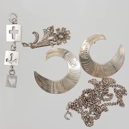 Kedja, hänge, brosch, ett par örhängen, defekt, gravyr, silver Vikt: 31,7 g