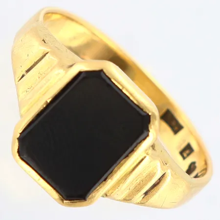 Klackring med svart sten stl:20¼, bredd 3-12mm, gravyr, 18K Vikt: 6,1 g