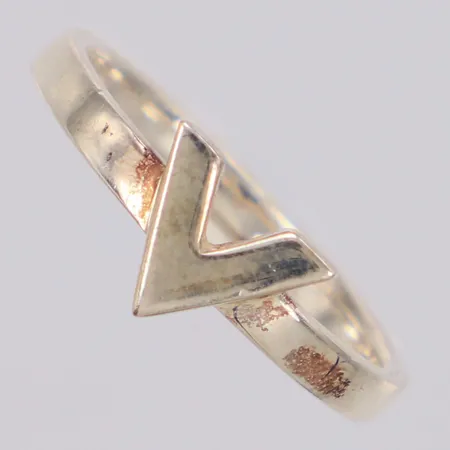 Ring med bokstav stl:18, bredd 8mm, 925/1000 silver Vikt: 2,3 g