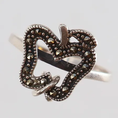 Ring med markasiter stl:16¼ bredd 1,7-12,5mm Silver 925/1000.  Vikt: 1,8 g
