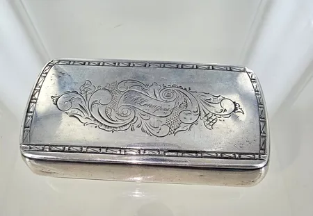 Ask, längd 8 x 4 cm höjd 2 cm, graverad, silver Vikt: 68 g