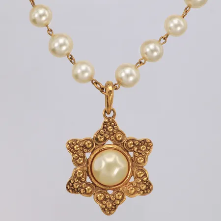 Collier med integrerat hänge, imitationspärlor, längd 43,5cm, gulmetall, Chanel made in France, bruksskick