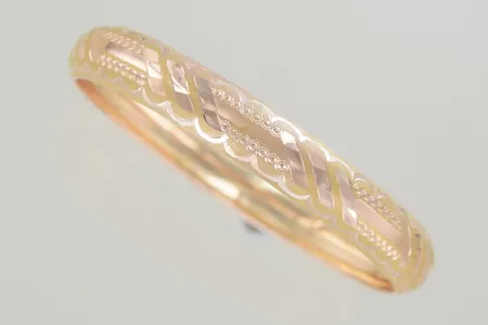 Armring diam 6 cm bredd 10 mm, lite ojämn 14K Vikt: 4,5 g
