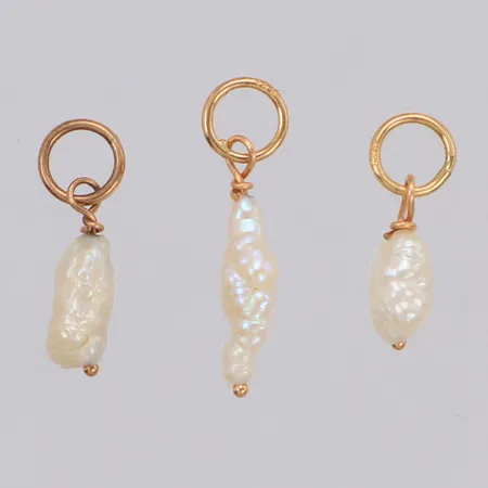 Tre berlocker med barocka pärlor längd 13-18mm, 18K Vikt: 0,6 g