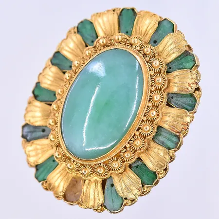 Brosch med troligen Jade stl:33x26 mm, en sten saknas 21K. Vikt: 11,6 g